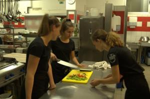 Učenci kuhali v hotelski kuhinji 21